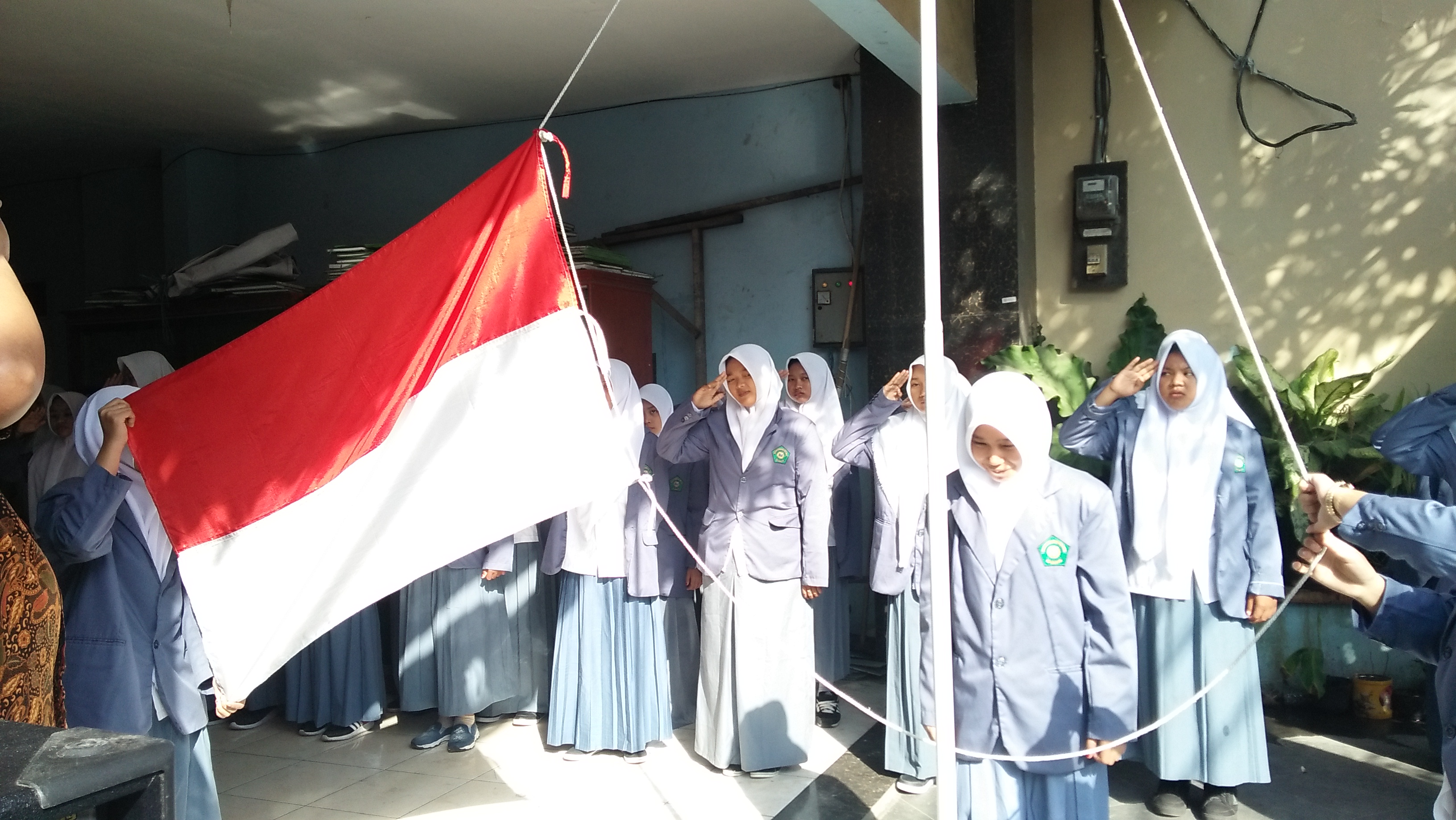 Saat pengibaran bendera merah putih