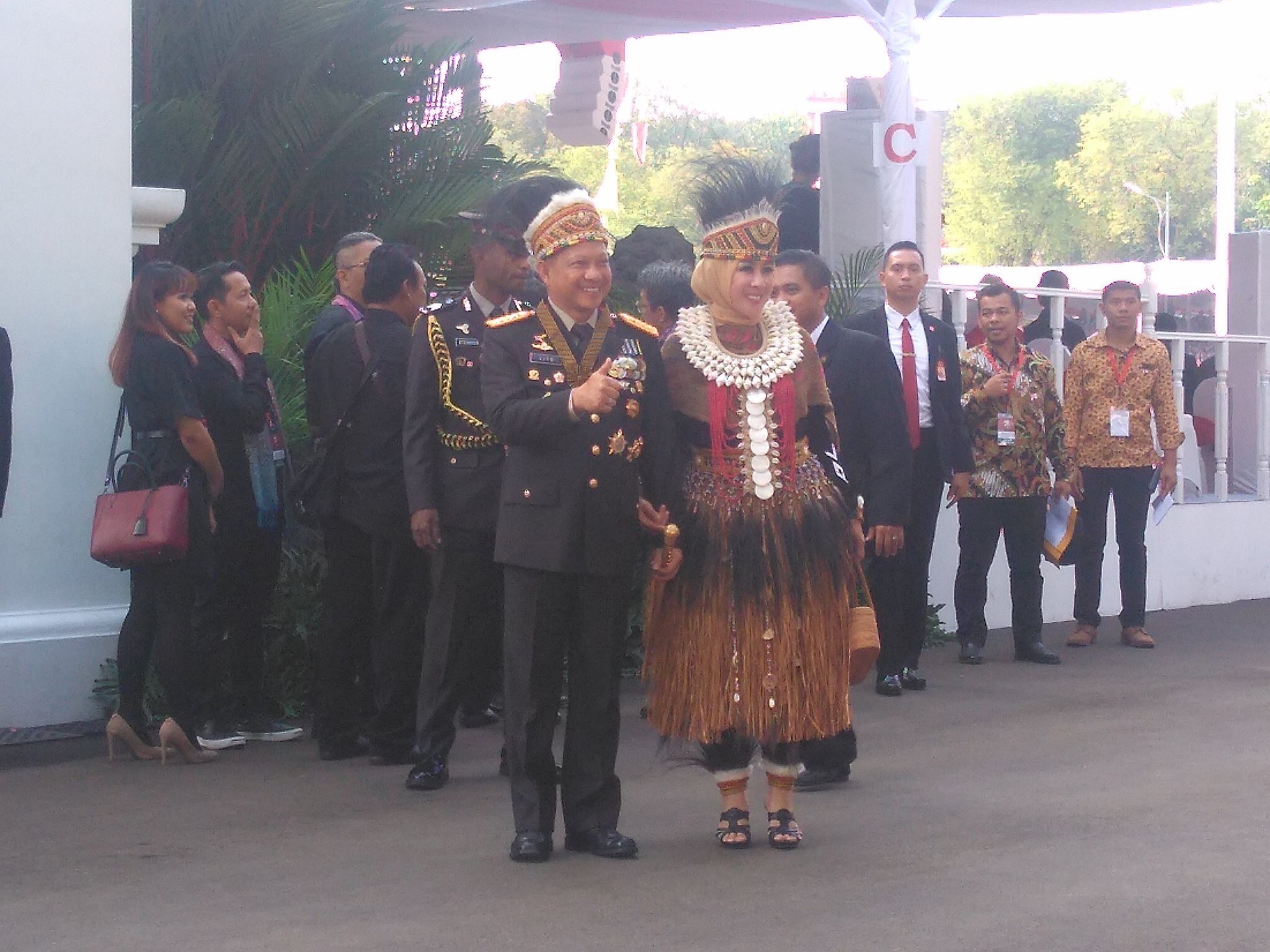 Kapolri Tito dan Istrinya mengenakan pakaian adat Papua di Upcara Kemerdekaan RI, di Istana Negara. Rabu (17/8)