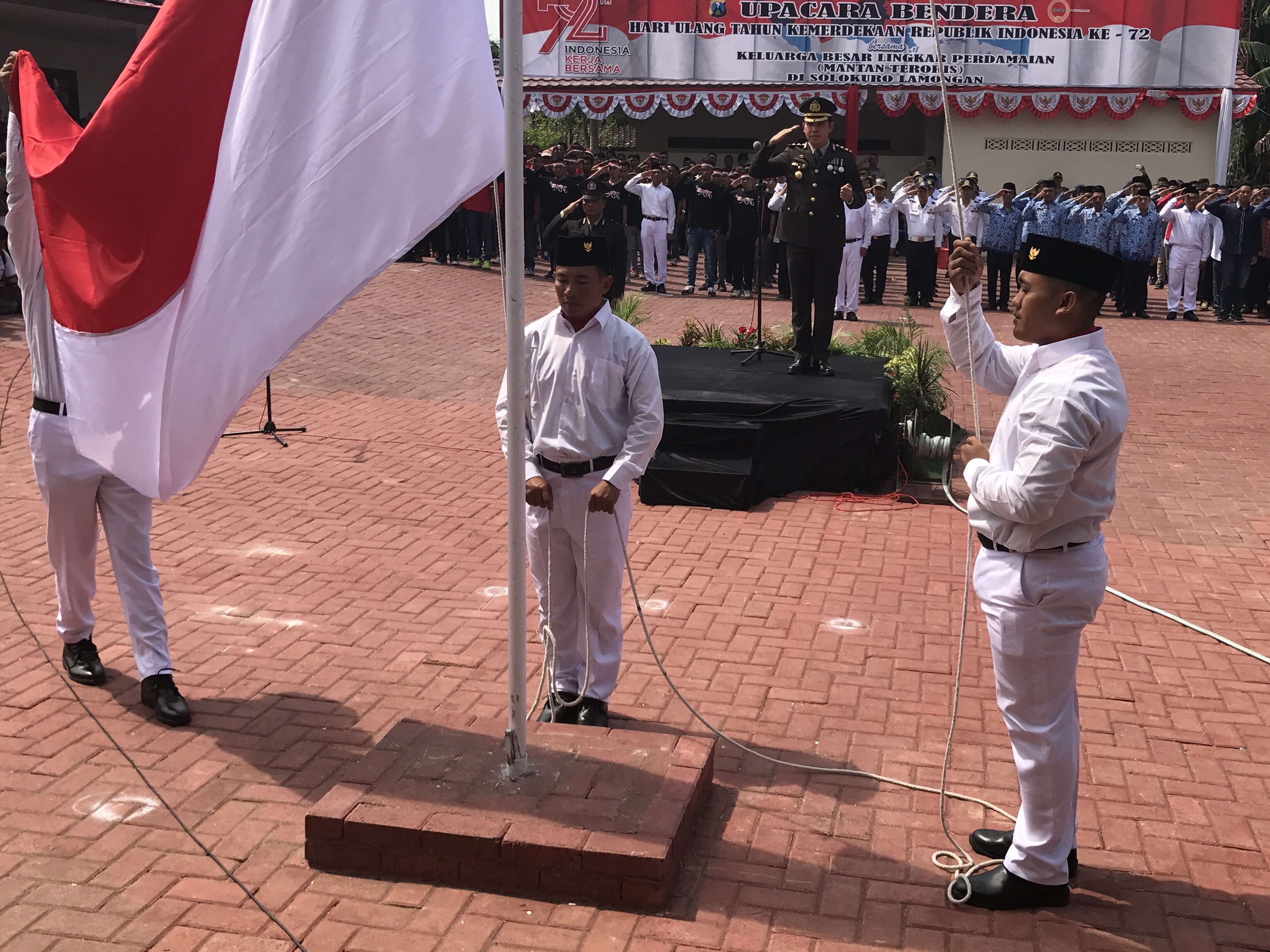 Upacara bendera yang dilakukan para kombatan dan mantan napi teroris di Kampung Halaman Amrozi Tenggulun, Lamongan, Kami (17/8/2017).