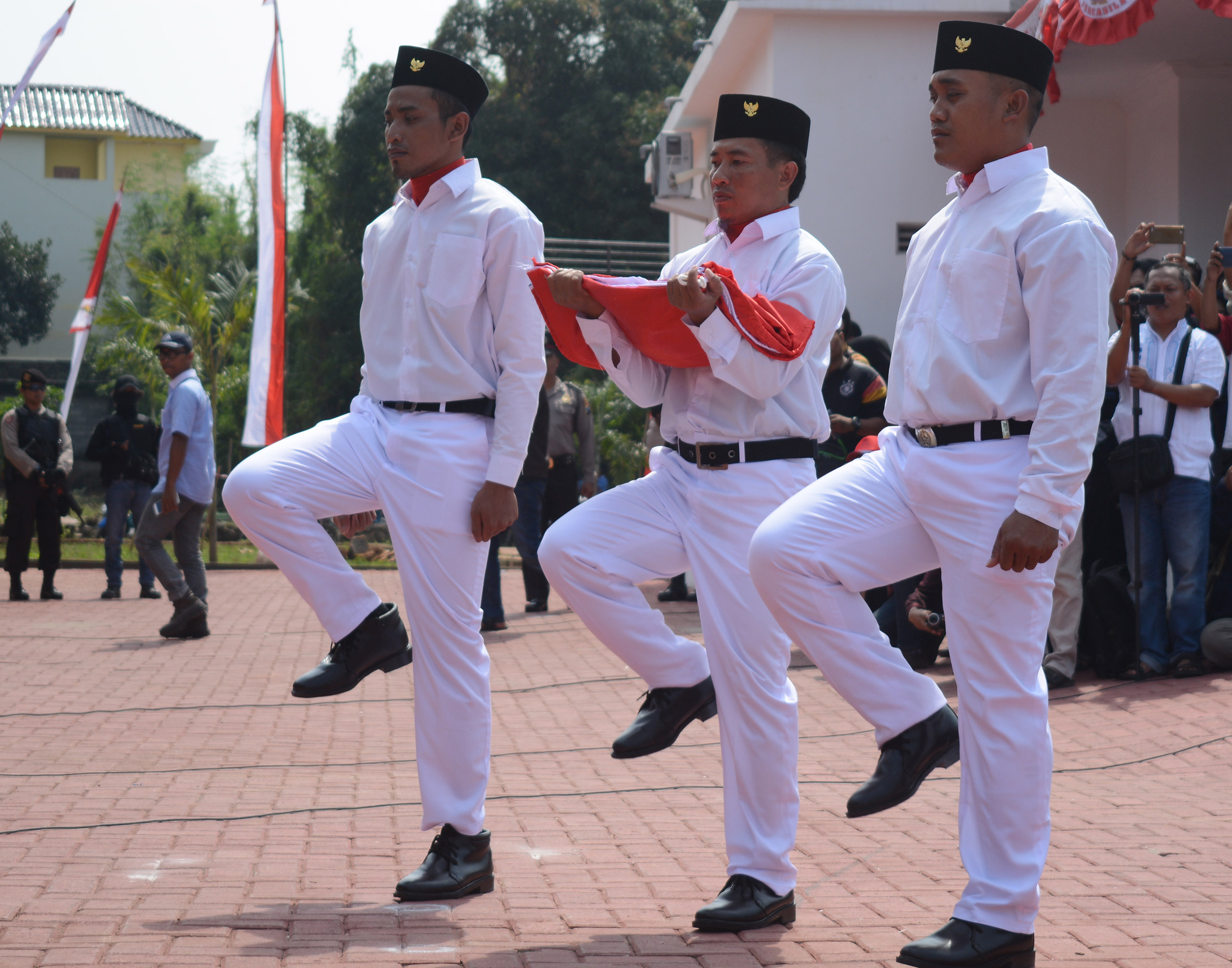 Pengibaran bendera oleh para mantan kelompok teroris, Kamis (17/8). (foto: ngopibareng.id)