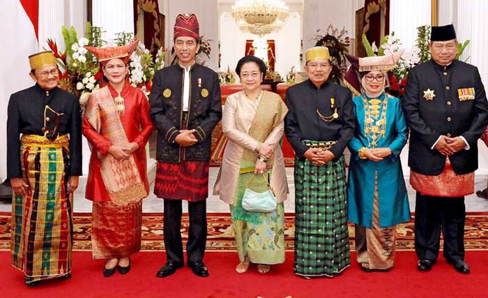 Presiden Jokowi dan Ibu Negara foto bersama tiga mantan Presiden RI di Istana. (foto: biro pers setneg)