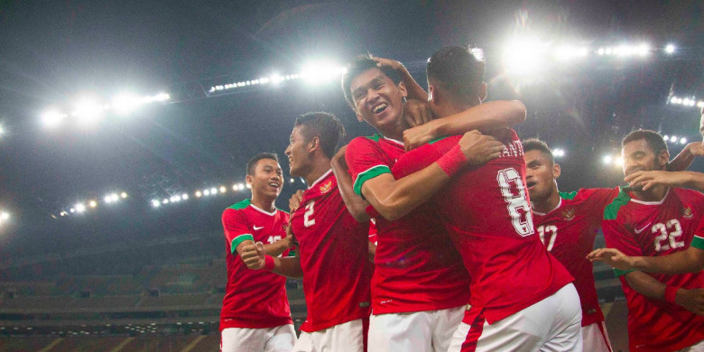 Pemain Timnas Indonesia merayakan gol usai membobol gawang Filipina di ajang Sea Games, malam ini. foto; bsport. 