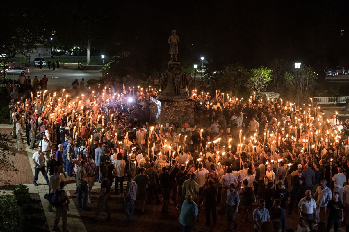 GARA-GARA PATUNG: Sejumlah orang berunjuk rasa usai kerusuhan maut rasial di Charlottesville, Virginia, AS.