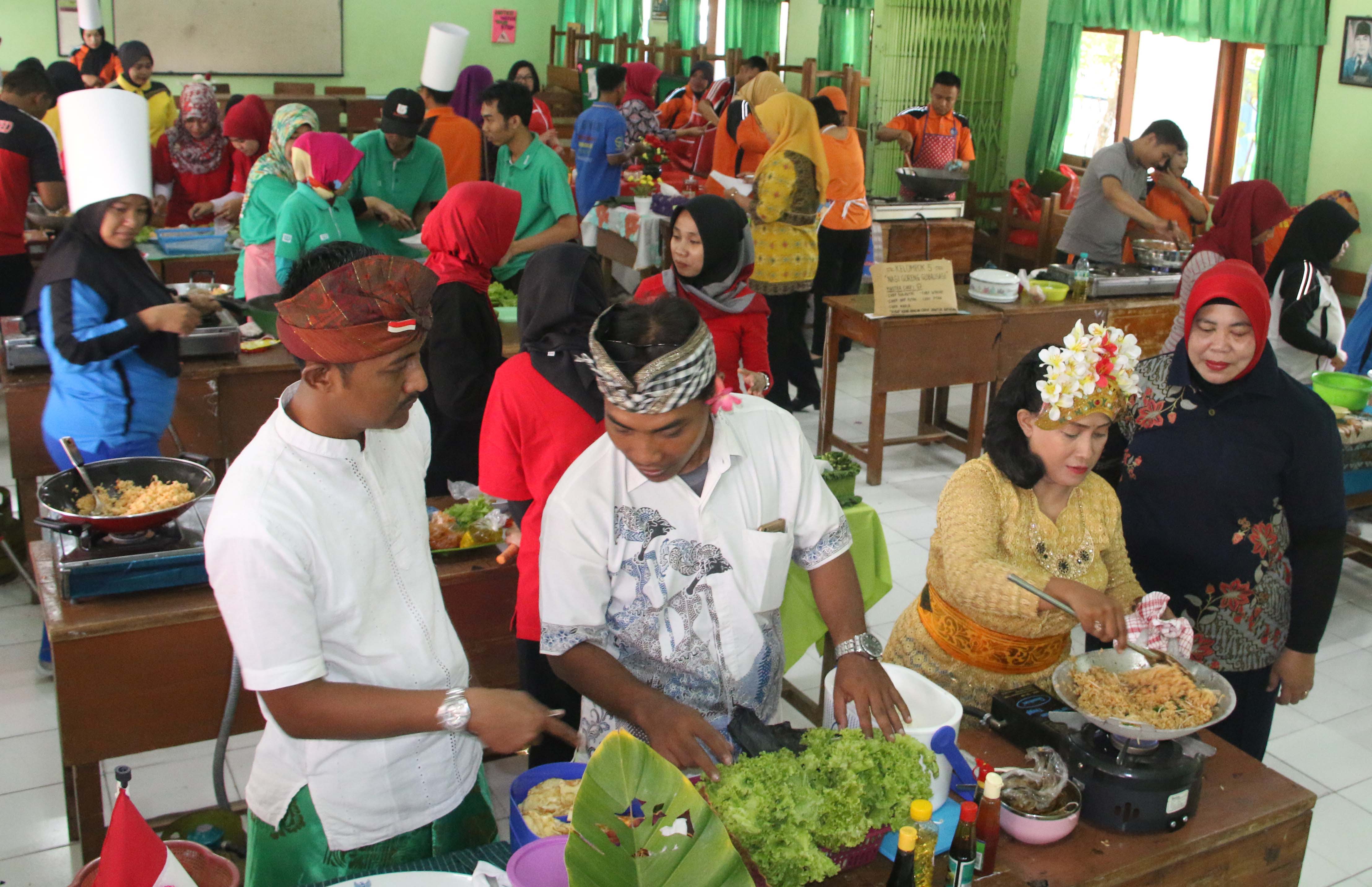 Kepala Sekolah SMP Hang Tuah 5 Sidoarjo Sumiati, S.Pd meninjau dari dekat pelaksanaan lomba masak nasi goreng dalam rangka HUT Kemerdekaan RI KE-72 di Aula SMP HT5