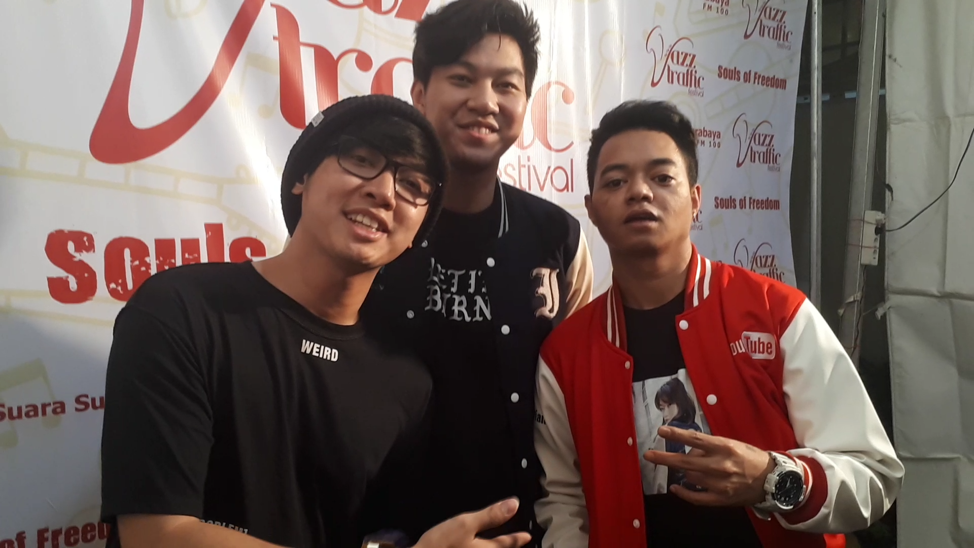 Personel Weird Genius saat ditemui di backstage Jazz Traffic Festival 2017 di Grand City Convex, Surabaya, Jumat (18/8). (Foto: frs/ngopibareng.id) 