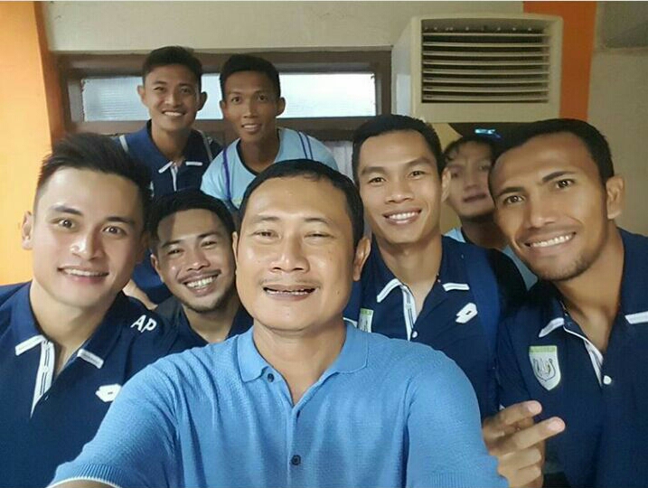 Senior Advisor Persela Yurohnur Efendi bersama pemain mudanya. Di tim ini, Saddil Ramdani menjalani debut di Liga 1.  