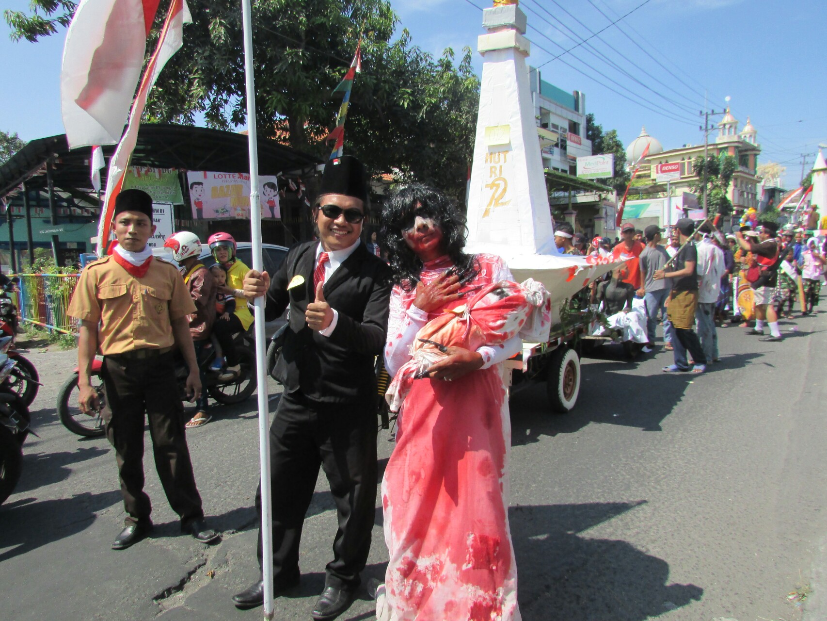 Karnaval dengan pakai kostum yang unik dan keren