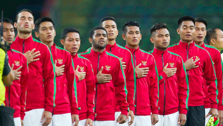 Timnas Indonesia saat  mendengarkan Lagu Indonesia Raya sebelum kick off pertandingan dimulai. Foto:PSSI 