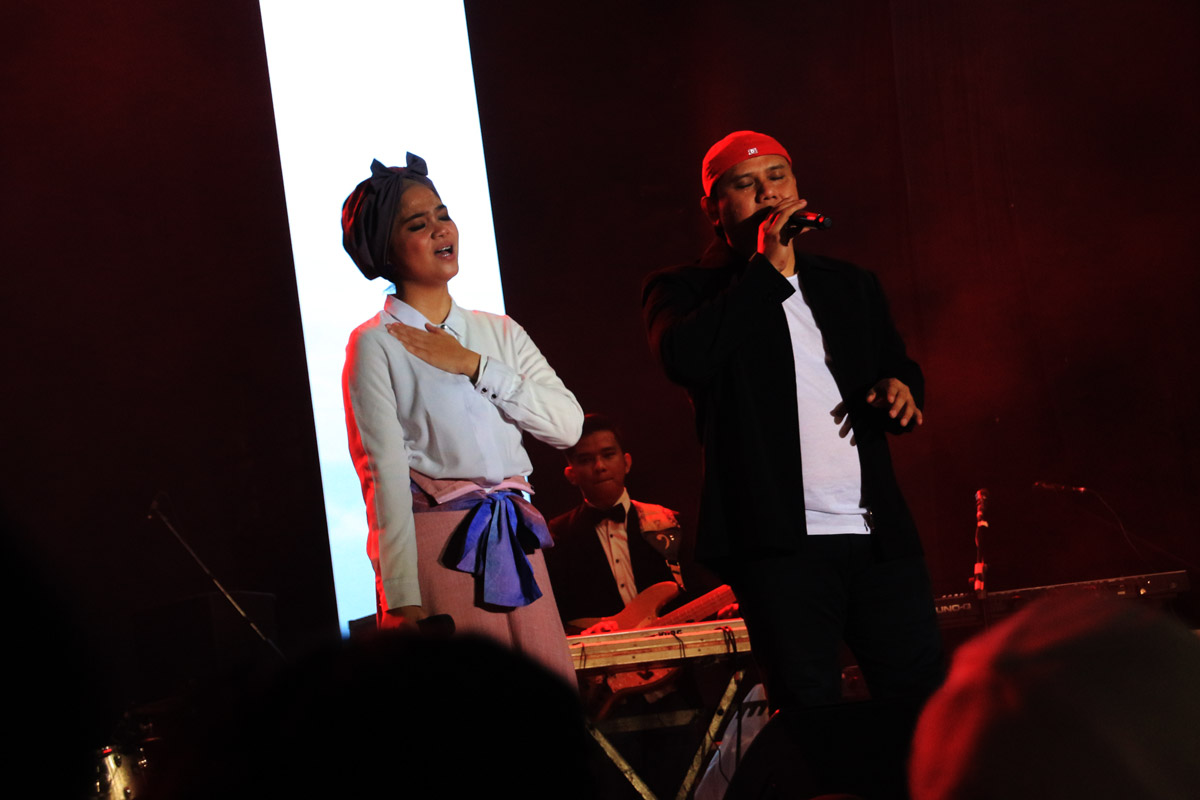 Kolaborasi Current Mood dan Fadli, membawakan karya Ismail Marzuki, di panggung Jazz Traffic Festival 2017. Jumat (18/8). (Foto: frd/ngopibareng.id)