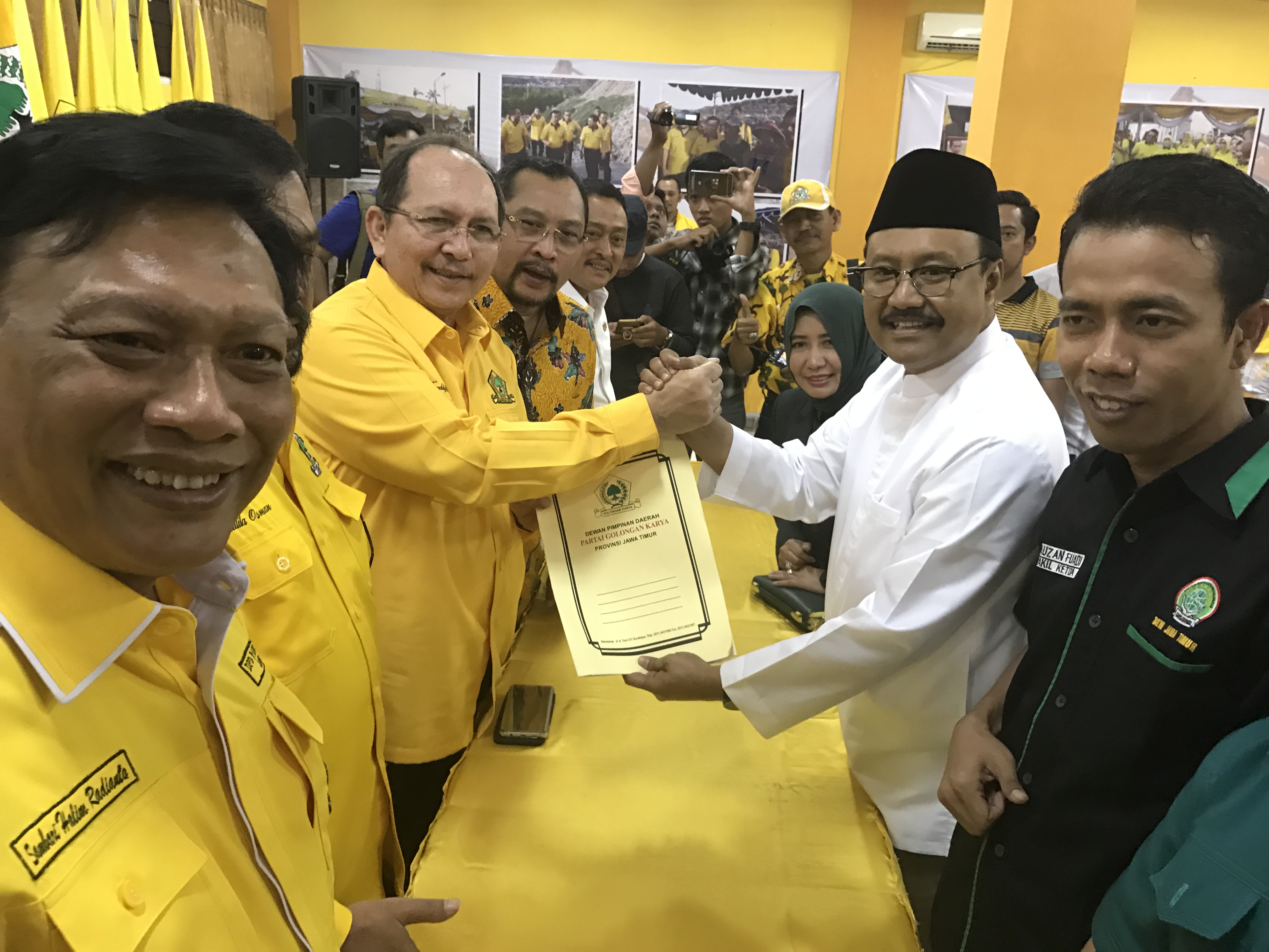 Wagub Jatim Saifullah Yusuf (Gus Ipul) ketika mengembalikan formulir di DPD Golkar, Sabtu (19/7/2017).