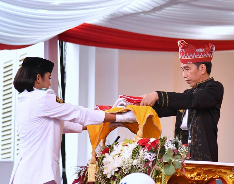 Presiden Joko Widodo dan paskibra pembawa bendera, Ruth Cheline Eglesya Purba, saat upacara bendera, Kamis (17/8) lalu. (Foto: Biro Pers Setpres)