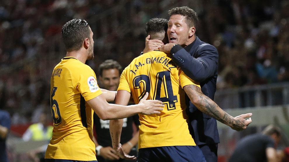 Pelatih ATM Diego Simone memeluk Jose Gimenez usai mencetak gol penyelamat saat menghadapi tim debutan Girona, dini hari tadi.   