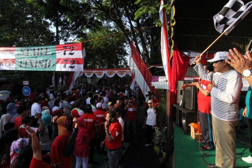 Wagub Jatim Saifullah Yusuf melepas jalan sehat di Gayungsari Surabaya, Minggu (20/8/2017).