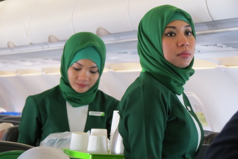 KULINER: Pramugari Citilink sedang melayani penumpang menu kuliner yang disediakan maskapai ini. 