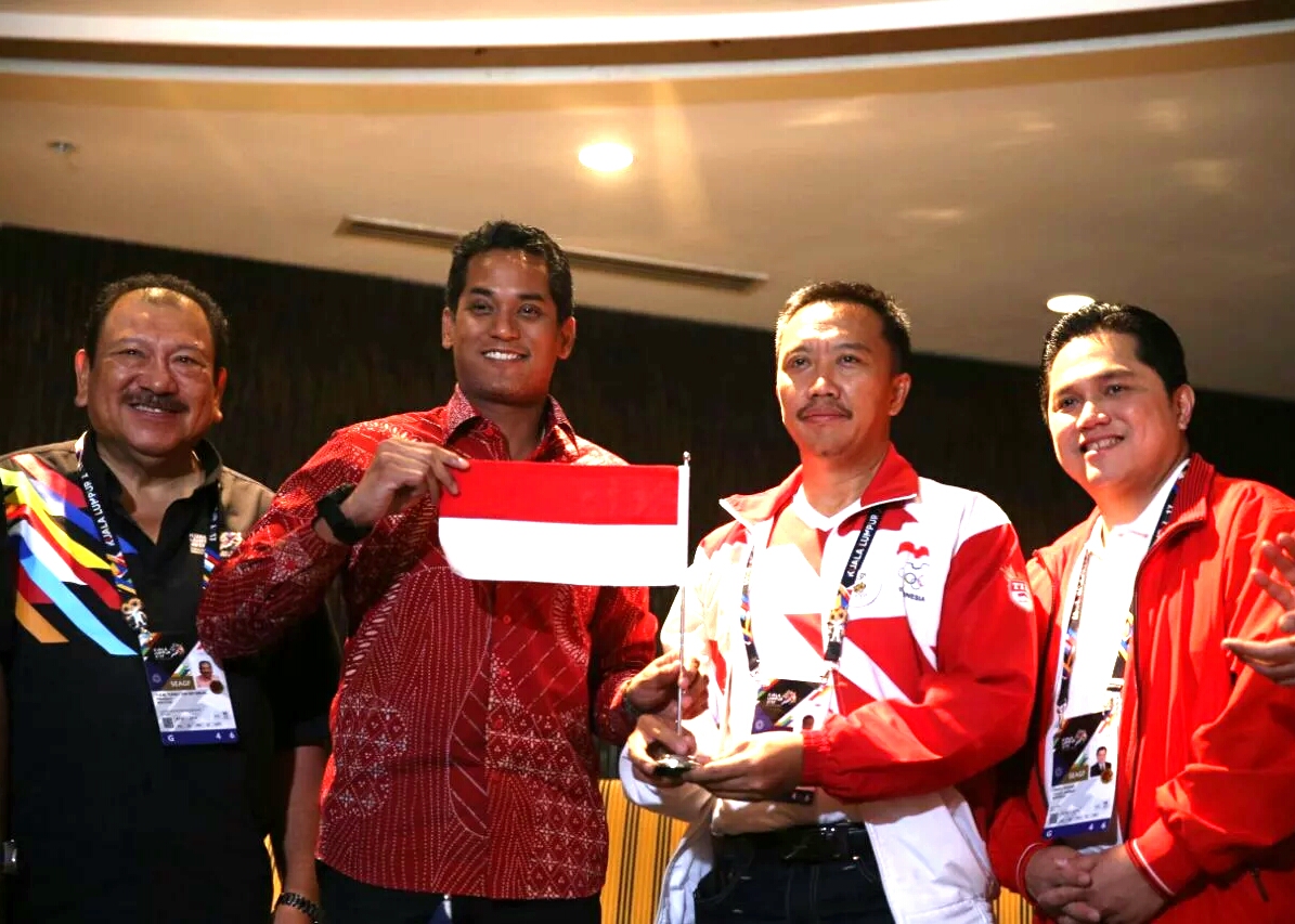 Menteri Belia dan Sukan Malaysia, Khairy Jamaluddin memegang Bendera Indonesia dengan benar saat pertemuan dengan Menpora Imam Nahrawi, siang ini. 