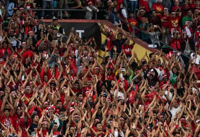 Suporter Indonesia yang memadati stadion dibuat bangga dengan penampilan Timnas Indonesia  menghadapi permainan brutal Timor Leste di ajang Sea Games, sore ini.  foto:afc