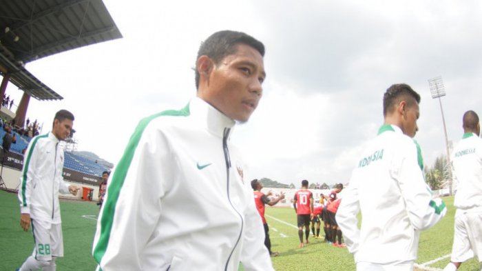 Evan Dimas memasuki lapangan sebelum bertempur melawan Timor Leste. 