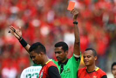 Kartu merah terlambat yang dikeluarkan wasit asal Malaysia Nagor Amir di laga Timor Leste melawan Indoensia, sore tadi. 