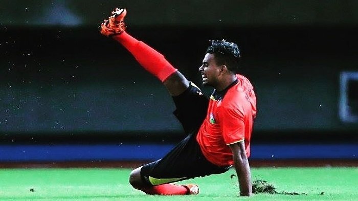 Pemain Timor Leste, Filipe Olivera dengan gaya tendangan kungfunya.   