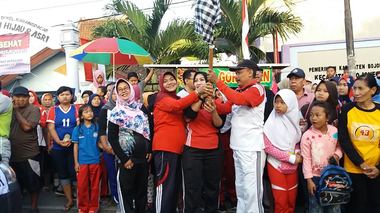 Jalan santai antar umat beragama digelar dalam rangka memperingati HUT RI ke-72, Karangpacar Kecamatan Kota Bojonegoro Kab. Bojonegoro  Minggu, (20/8). (Foto: hb)