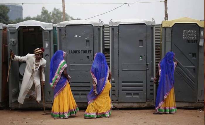 Banyak keluarga tidak memiliki toilet sendiri di India, sehingga harus antri di toilet umum. (foto: dokumentasi) 