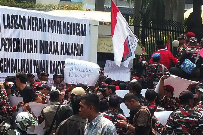 Massa mendatangi Kedutaan Besar Malaysia di Jakarta, mereka berunjukrasa menyatakan protes salahnya pencetakan bendera Indonesia terbalik di buku panduan SEA Games 2017 Malaysia, Senin (21/08), (Foto: Istimewa)