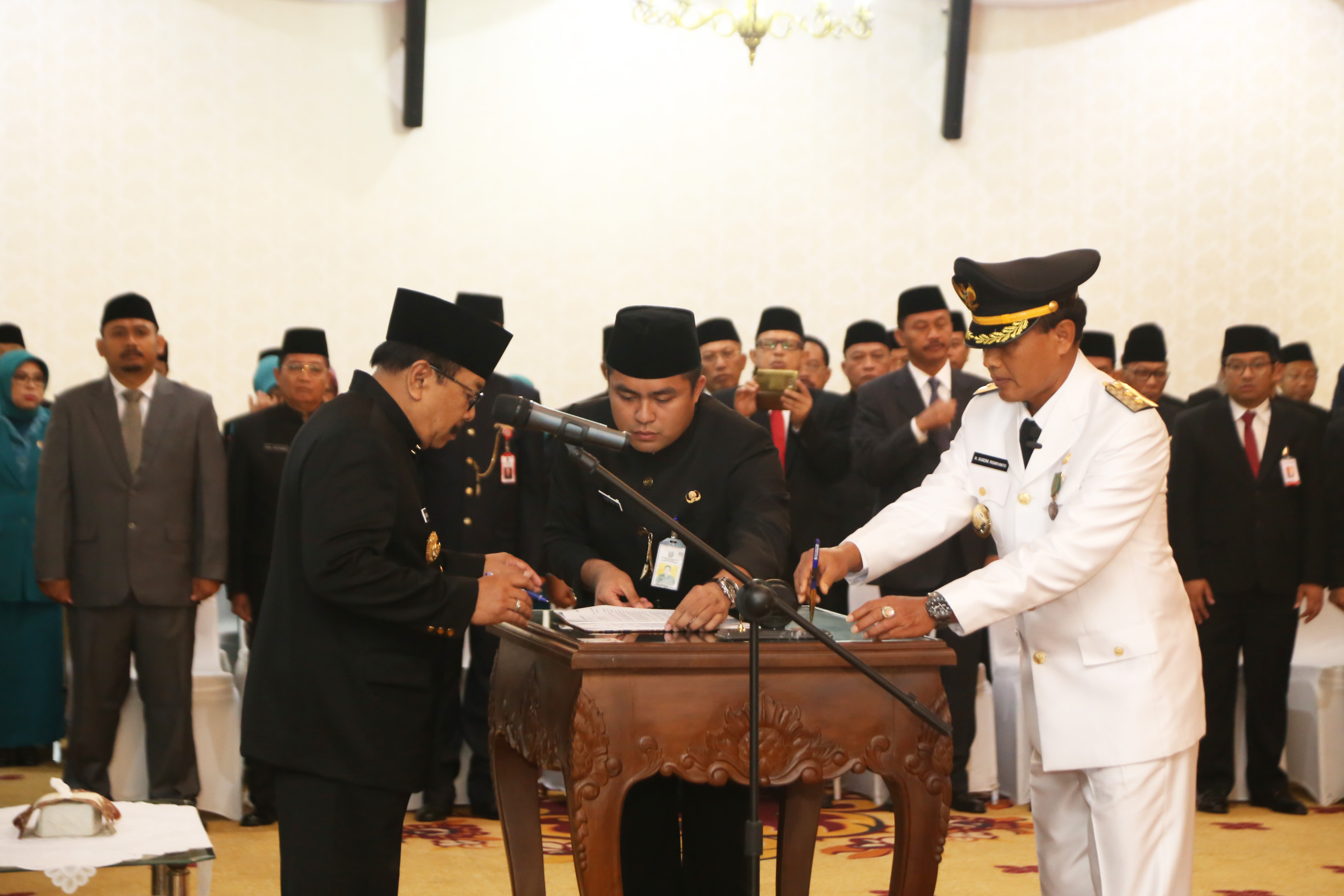 Gubernur Jatim Soekarwo melantik Walikota Madiun Sugeng Rismiyanto, di Grahadi, Senin (21/8/2017)