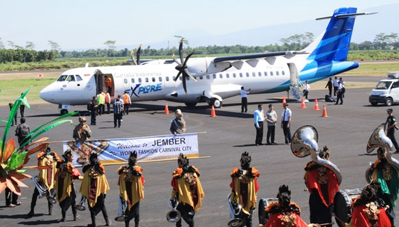 Penyambutan tamu di Badar Udara Hadinotonegoro Jember, Jawa Timur.