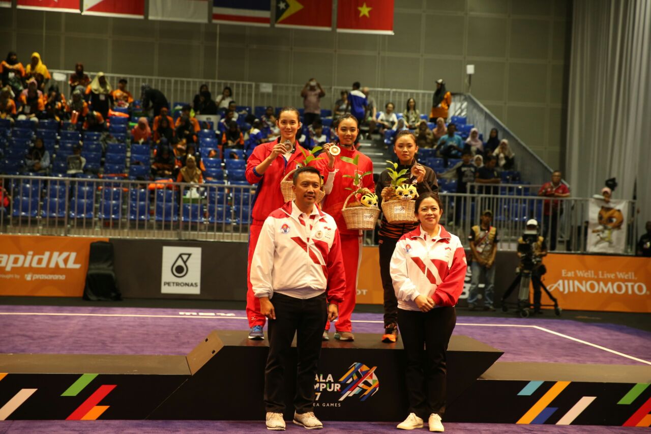 Menpora Imam Nahrawi saat foto bersama dengan atlet Wushu yang mampu raih emas dalam SEA Games 2017, di Kuala Lumpur Malaysia, Senin (21/8). (foto: dok. Kemenpora)