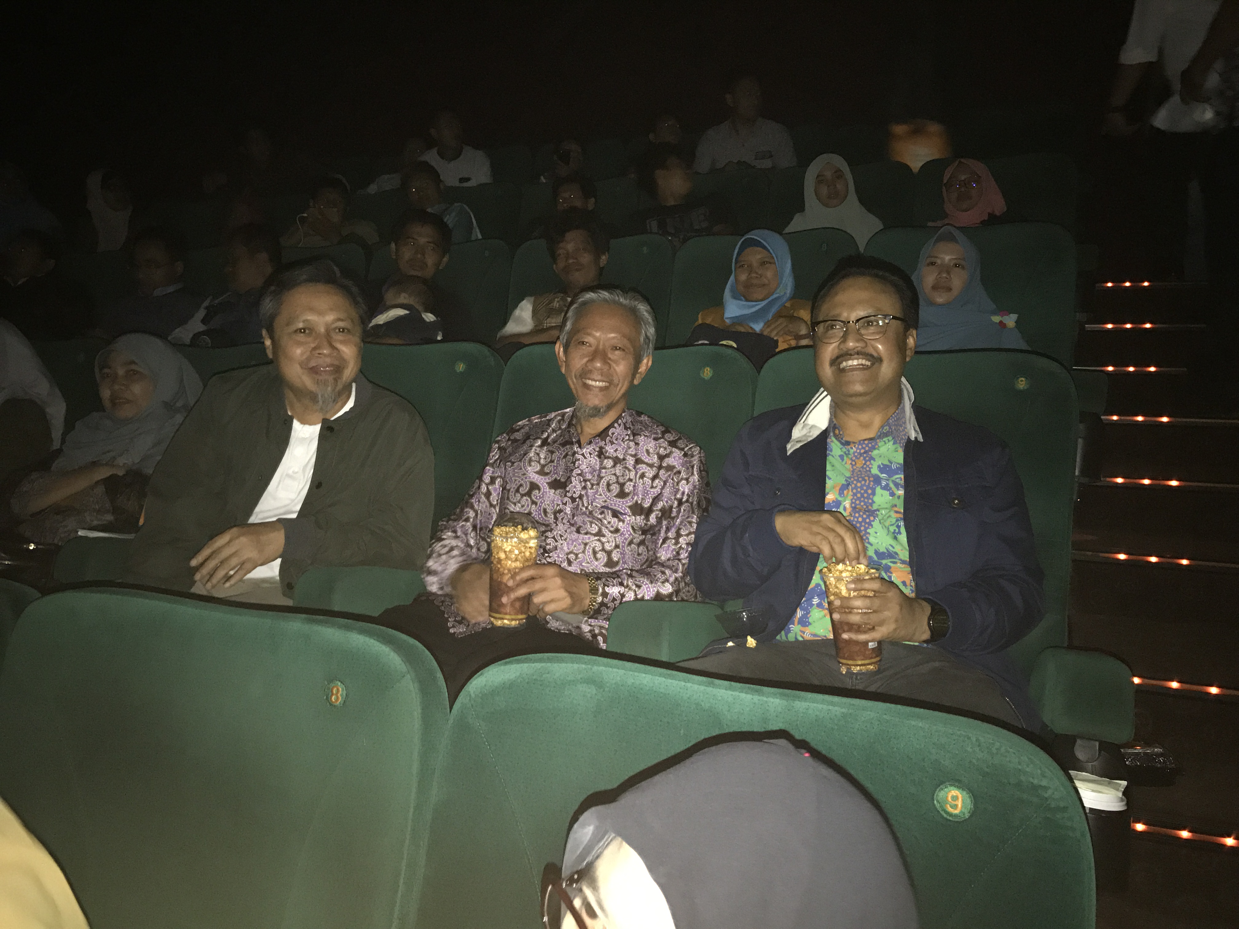 Wagub Jatim Saifullah Yusuf (kanan) ketika menyaksikan Film Nyai Ahmad Dahlan, Selasa (22/8/2017).