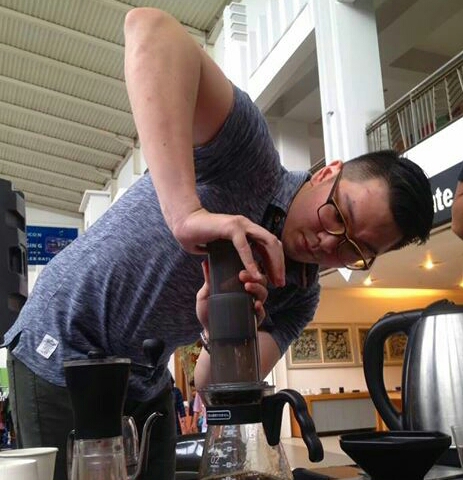 Christian sedang berkalibrasi dengan alat aeropress. foto:dok 