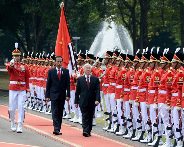 KUNJUNGAN: Presiden Jokowi bersama Sekjen Partai Republik Sosialis Vietnam Nguyen Phu Trong, di Istana Merdeka Jakarta. (Foto Biro Pers/Setpres)