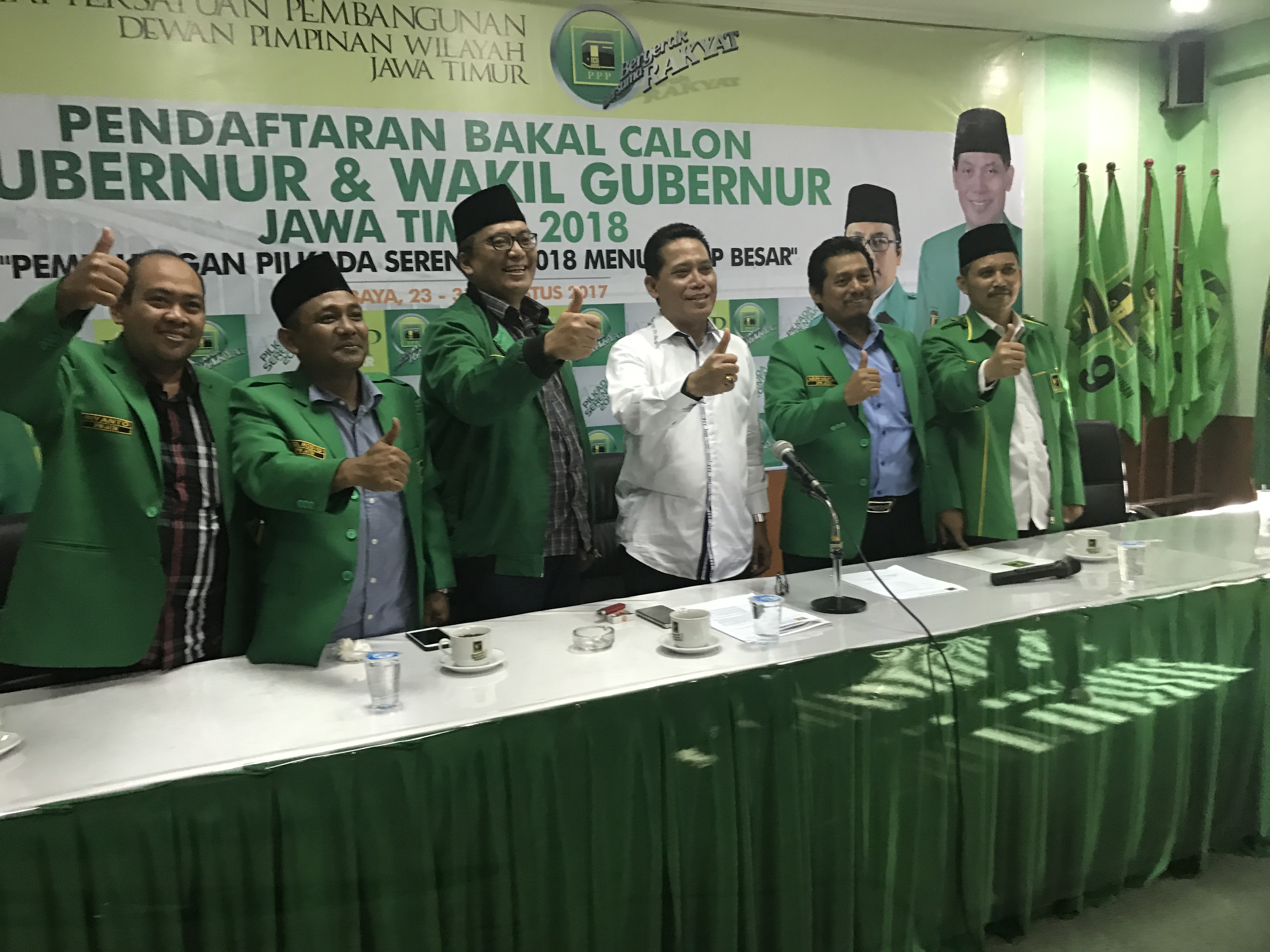 Para pengurus DPW PPP Jawa Timur usai memberikan keterangan pers pendaftaran bakal calon kepala daerah, Rabu (23/8/2017).