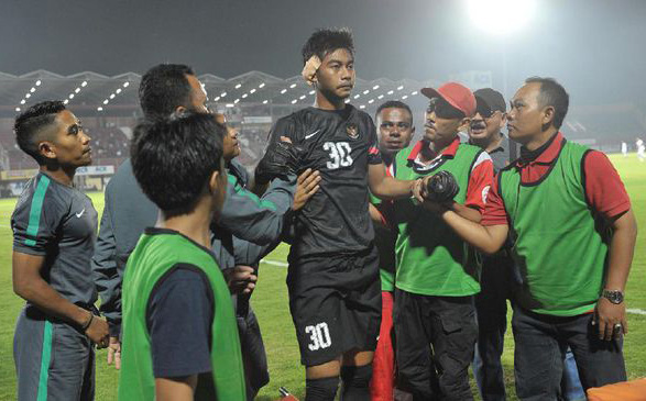 Kiper Indonesia Satria Tama ketika ditarik keluar usai cedera akibat membentur tiang gawang saat melakukan penyelamatan dalam laga melawan Vietnam. 