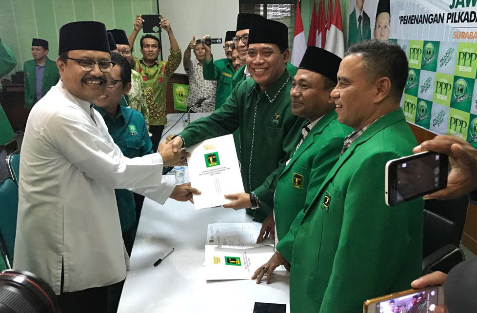 Saifullah Yusuf (Gus Ipul) berbaju putih ketika melakukan proses pendaftaran calon gubernur di kantor DPW PPP Jawa Timur, Kamis (24/8/2017).