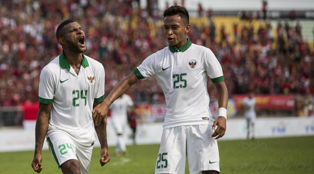 Marinus (kiri) ditunding Pelatih Kamboja melakukan tindakan tidak senonoh yang membuat pemain dan official Kamboja emosi. 