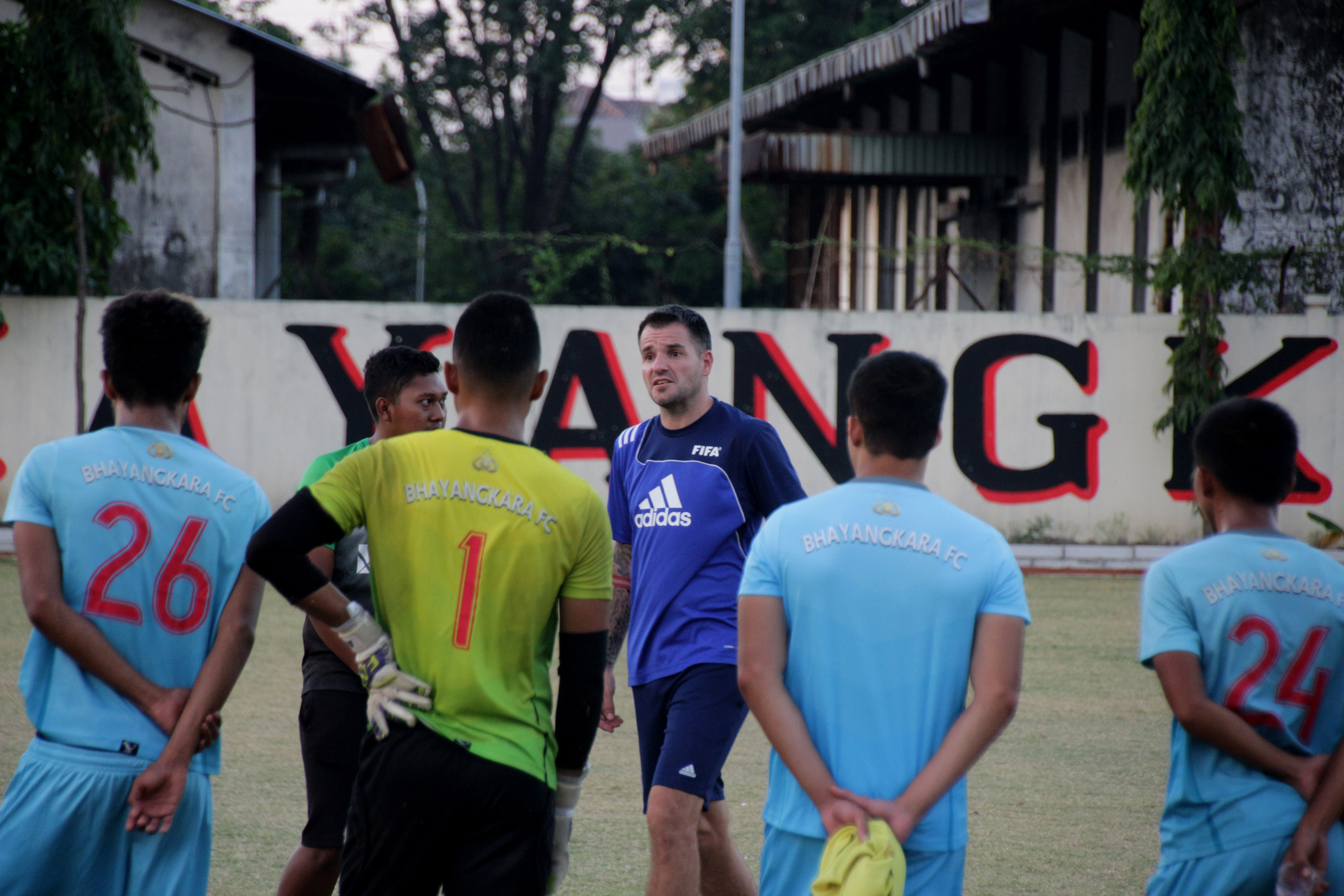 Skuad Bhayangkara FC yang menjalani latihan di lapangan Polda Jawa Timur, pada Kamis (24/8). (foto: hrs/ngopibareng.id)