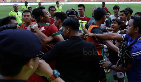 Emosi Hansamu Yama  sudah tak terkontrol lagi usai menerima kartu kuning dari wasit. 