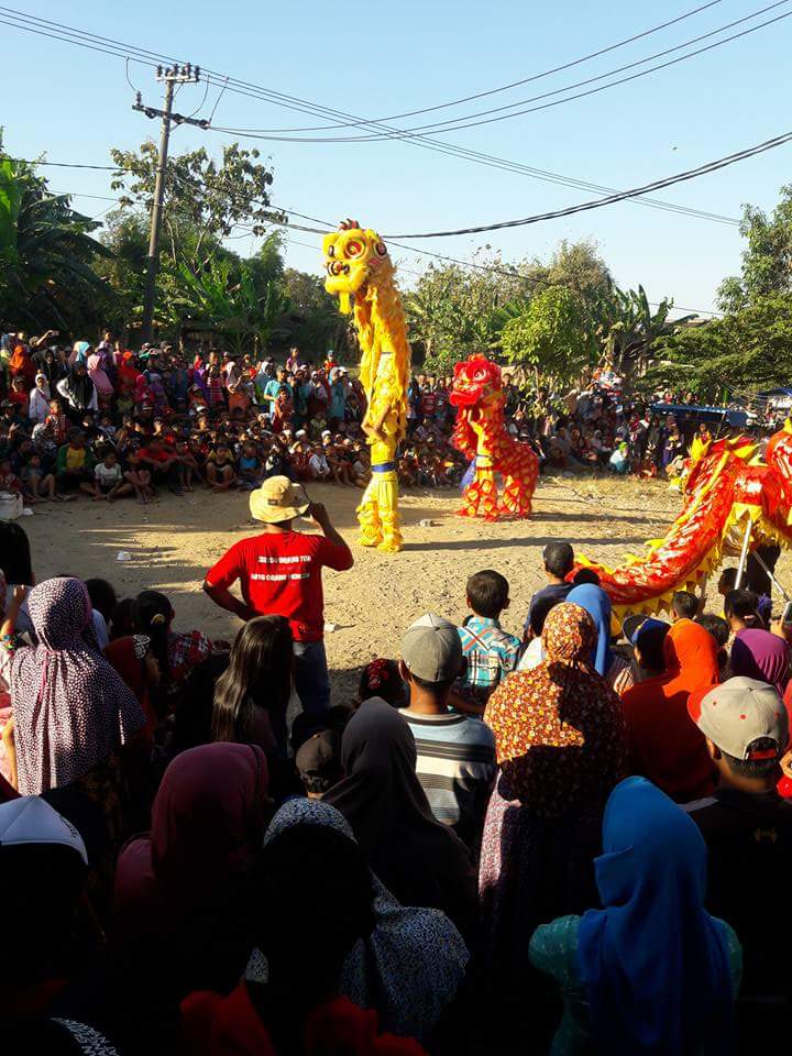 Atraksi Barongsai dan Liong di tengah warga sooko