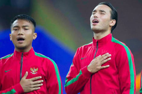Ekspresi pemain naturalisasi  Ezra Walian saat mendengar lagu Indonesia Raya. 