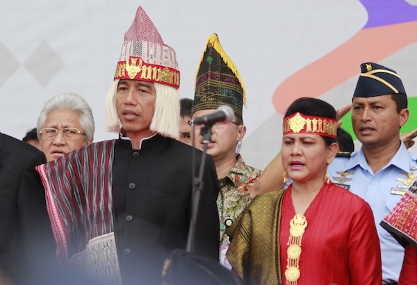 Presiden Jokowi dan Ibu Negara dalam Karnaval Kemerdekaan Pesona Danau Toba. (Foto: batakgaul)