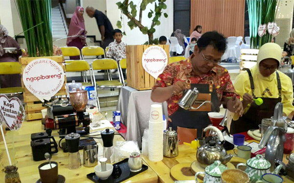 Widi Kamidi bersama Istri meracik kopi di acara resepsi pernikahan putri Pemimpin Redaksi Ngopibareng.id, M. Anis di Gedung Islamic Center, Surabaya, Jumat (25/8). (Foto: frs/ngopibareng.id)