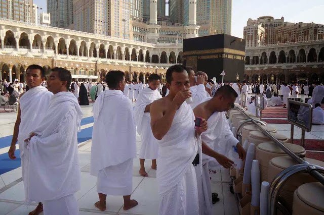 MINUM: Jamaah haji sedang menikmati air Zam Zam di Masjidil Haram. (foto: ist)