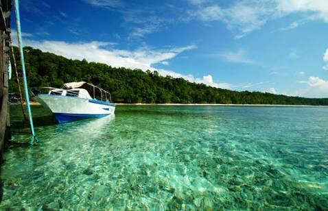 Danau Kakaban yang indah. Destinasi baru yang sedang ngehits di Kalimantan.