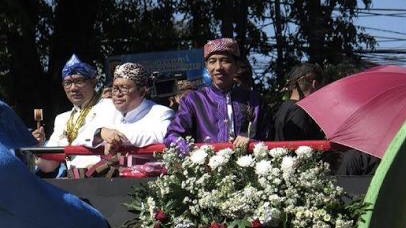 Jokowi saat mengikuti karnaval kemerdekaan di Bandung