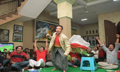 Melalui layar proyektor ukuran 2x2 meter, Menpora Imam Nahrawi mengunakan sarung ditemani  awak media dan warga menyaksikan laga semifinal SEA Games 2017 antara Timnas Indonesia  menghadapi Malaysia,  di Nahrawi Center, Gayungsari, Surabaya, tadi malam.