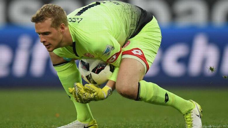 Kiper Hundderfield Town, Jonas Lossl berhasil menjaga kesucian gawangnya hingga pekan ke 3 Liga Inggris, tadi malam.  