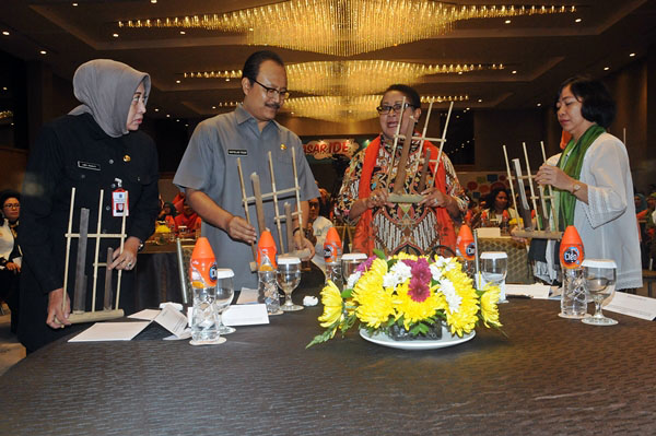 Wagub Jatim Saifullah Yusuf (dua dari kiri) bersama Menteri PPA Yohana Yembise saat memainkan angklung, Senin (28/8/2017)