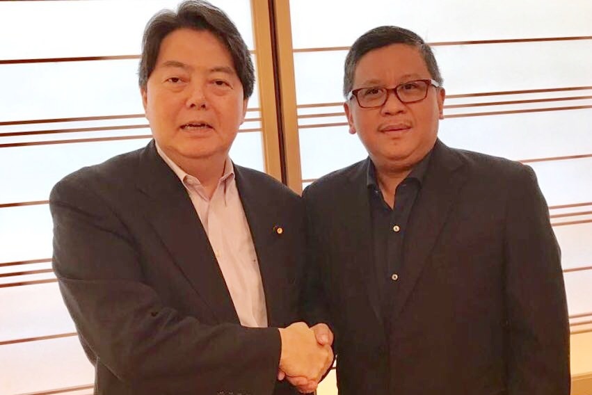 Menteri Pendidikan dan Kebudayaan Jepang Yoshimasa Hayashi (kiri) bersama  Sekjen PDI Perjuangan Hasto Kristiyanto. (foto: istimewa)