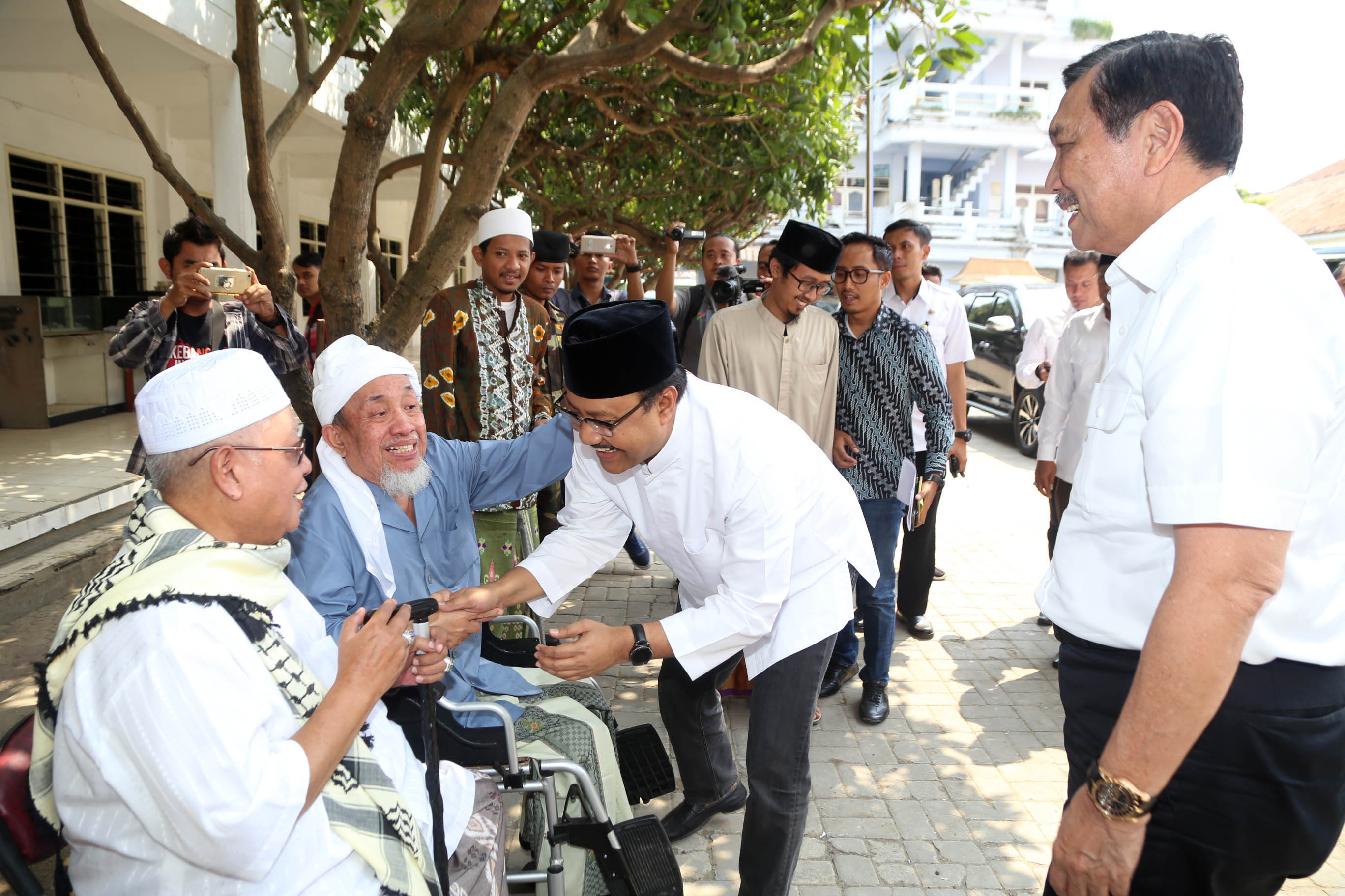 Menko Maritim Luhut Binsar Panjaitan dan Wagub Jatim Saifullah Yusuf ketika berada di Bangkalan, Rabu (30/8/2017)